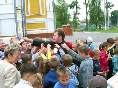 «…Пустите детей и не препятствуйте им приходить ко Мне, ибо таковых есть Царство Небесное» (Мф.19:14). Учащиеся младших классов Новозыбковской школы №1 посетили храм в честь чуда Архистратига Михаила в Хонех города Новозыбкова