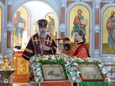 В день воспоминания Третье обретение честной главы святого Пророка, Предтечи и Крестителя Господня Иоанна, Преосвященный Александр Епископ Брянский и Севский совершил Божественную литургию в храме в честь Преображения Господня града Брянска