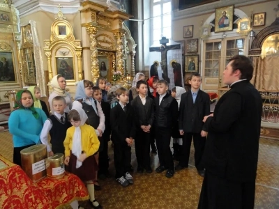 В пятницу Светлой седмицы, учащиеся среднего звена и педагоги Старокривецкой школы посетили храм в честь чуда Архистратига Михаила в Хонех города Новозыбкова