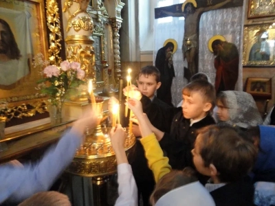 В пятницу Светлой седмицы, учащиеся среднего звена и педагоги Старокривецкой школы посетили храм в честь чуда Архистратига Михаила в Хонех города Новозыбкова