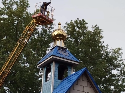 Водружение купола и креста на новосооруженную часовню в честь Архангела Михаила, возведенную в селе Денисковичи