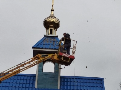 Водружение купола и креста на новосооруженную часовню в честь Архангела Михаила, возведенную в селе Денисковичи