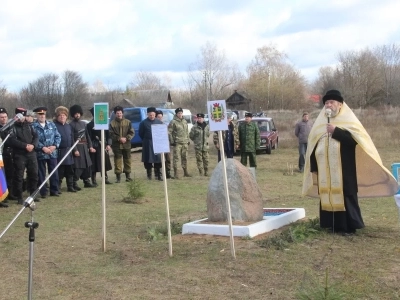 Дмитриевская поминная суббота в Новозыбковском благочинии: В селе Новое Место освящен Поклонный крест в память о всех почивших жителях и основателях села, а также освящен водный источник - обновленная криница в честь апостола Андрея Первозванного