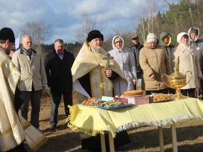 Дмитриевская поминная суббота в Новозыбковском благочинии: В селе Новое Место освящен Поклонный крест в память о всех почивших жителях и основателях села, а также освящен водный источник - обновленная криница в честь апостола Андрея Первозванного