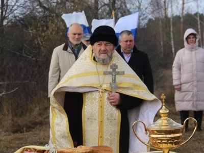 Дмитриевская поминная суббота в Новозыбковском благочинии: В селе Новое Место освящен Поклонный крест в память о всех почивших жителях и основателях села, а также освящен водный источник - обновленная криница в честь апостола Андрея Первозванного