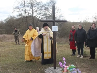 Дмитриевская поминная суббота в Новозыбковском благочинии: В селе Новое Место освящен Поклонный крест в память о всех почивших жителях и основателях села, а также освящен водный источник - обновленная криница в честь апостола Андрея Первозванного