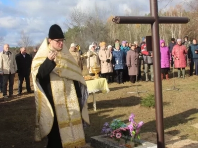 Дмитриевская поминная суббота в Новозыбковском благочинии: В селе Новое Место освящен Поклонный крест в память о всех почивших жителях и основателях села, а также освящен водный источник - обновленная криница в честь апостола Андрея Первозванного