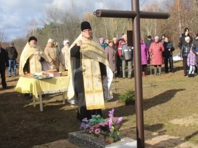 Дмитриевская поминная суббота в Новозыбковском благочинии: В селе Новое Место освящен Поклонный крест в память о всех почивших жителях и основателях села, а также освящен водный источник - обновленная криница в честь апостола Андрея Первозванного