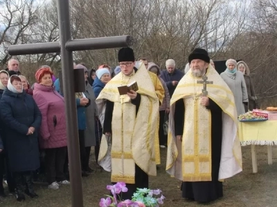 Дмитриевская поминная суббота в Новозыбковском благочинии: В селе Новое Место освящен Поклонный крест в память о всех почивших жителях и основателях села, а также освящен водный источник - обновленная криница в честь апостола Андрея Первозванного