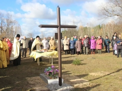 Дмитриевская поминная суббота в Новозыбковском благочинии: В селе Новое Место освящен Поклонный крест в память о всех почивших жителях и основателях села, а также освящен водный источник - обновленная криница в честь апостола Андрея Первозванного