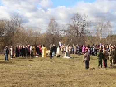 Дмитриевская поминная суббота в Новозыбковском благочинии: В селе Новое Место освящен Поклонный крест в память о всех почивших жителях и основателях села, а также освящен водный источник - обновленная криница в честь апостола Андрея Первозванного