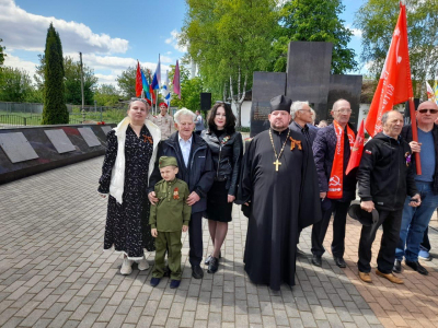 Настоятель храма во Имя Святой Троицы пгт Красная Гора Новозыбковского церковного округа Клинцовской епархии принял участие в памятных мероприятиях, состоявшихся в поселке, посвященных 80-летию Победы в Великой Отечественной войне Настоятель храма во Имя Святой Троицы пгт Красная Гора Новозыбковского церковного округа Клинцовской епархии принял участие в памятных мероприятиях, состоявшихся в поселке, посвященных 80-летию Победы в Великой Отечественной войне