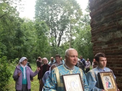 Молитва о воссоздании святыни: в день празднования иконе Божией Матери, именуемой «Беседная», у стен руинированного Николаевского монастыря, что в селе Каташин, совершена уже третья Божественная литургия