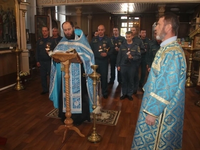 Сотрудники отделения МЧС города Новозыбкова посетили храм в канун дня празднования иконе Божией Матери «Неопалимая Купина» Сотрудники отделения МЧС города Новозыбкова посетили храм в канун дня празднования иконе Божией Матери «Неопалимая Купина»