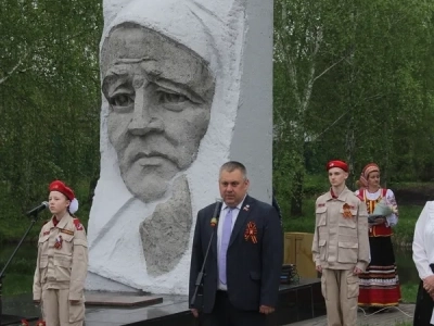 В День 81-й годовщины Победы в Великой Отечественной войне, священнослужители и жители города Новозыбкова молитвенно почтили память «вожде́й и во́инов за ве́ру и Оте́чество на по́ли бра́ни жизнь свою́ положи́вших, от ран и гла́да сконча́вшихся, в плене́нии и го́рьких рабо́тах неви́нно уму́ченных и убие́нных и всех Побе́ды ра́ди потруди́вшихся»