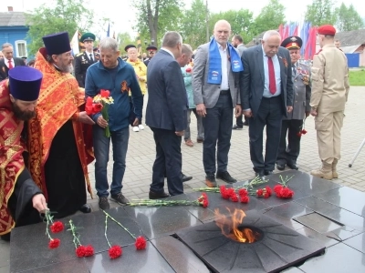 В День 81-й годовщины Победы в Великой Отечественной войне, священнослужители и жители города Новозыбкова молитвенно почтили память «вожде́й и во́инов за ве́ру и Оте́чество на по́ли бра́ни жизнь свою́ положи́вших, от ран и гла́да сконча́вшихся, в плене́нии и го́рьких рабо́тах неви́нно уму́ченных и убие́нных и всех Побе́ды ра́ди потруди́вшихся»