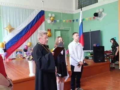 Выпускников МБОУ «Верещакская СОШ» с праздником «Последнего звонка» поздравил священник Выпускников МБОУ «Верещакская СОШ» с праздником «Последнего звонка» поздравил священник