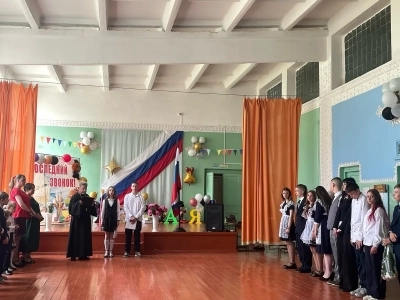 Выпускников МБОУ «Верещакская СОШ» с праздником «Последнего звонка» поздравил священник Выпускников МБОУ «Верещакская СОШ» с праздником «Последнего звонка» поздравил священник