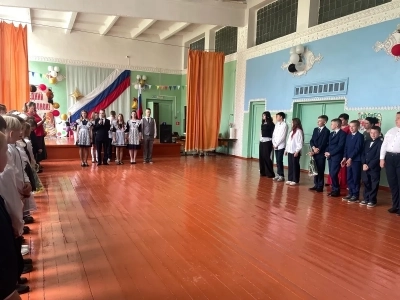 Выпускников МБОУ «Верещакская СОШ» с праздником «Последнего звонка» поздравил священник Выпускников МБОУ «Верещакская СОШ» с праздником «Последнего звонка» поздравил священник
