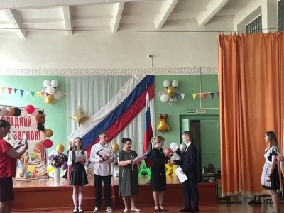 Выпускников МБОУ «Верещакская СОШ» с праздником «Последнего звонка» поздравил священник Выпускников МБОУ «Верещакская СОШ» с праздником «Последнего звонка» поздравил священник