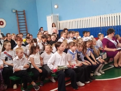 Последний звонок в Новобобовичской школе Новозыбковского городского округа: Священник напутствовал выпускников. Да благословит Бог ваши добрые начинания и благие свершения!