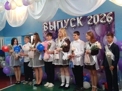 Последний звонок в Новобобовичской школе Новозыбковского городского округа: Священник напутствовал выпускников. Да благословит Бог ваши добрые начинания и благие свершения!