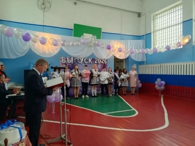 Последний звонок в Новобобовичской школе Новозыбковского городского округа: Священник напутствовал выпускников. Да благословит Бог ваши добрые начинания и благие свершения!