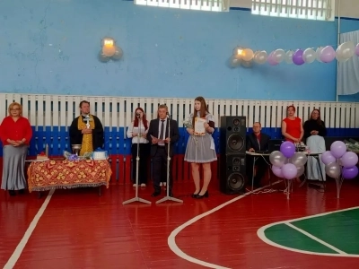 Последний звонок в Новобобовичской школе Новозыбковского городского округа: Священник напутствовал выпускников. Да благословит Бог ваши добрые начинания и благие свершения!