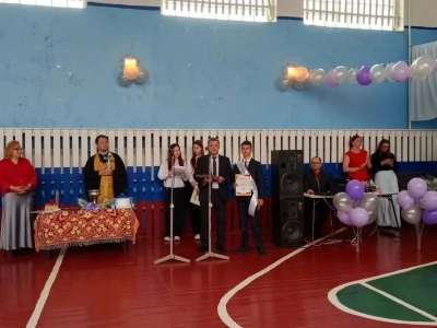 Последний звонок в Новобобовичской школе Новозыбковского городского округа: Священник напутствовал выпускников. Да благословит Бог ваши добрые начинания и благие свершения!