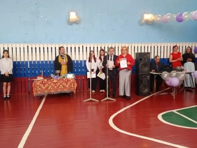 Последний звонок в Новобобовичской школе Новозыбковского городского округа: Священник напутствовал выпускников. Да благословит Бог ваши добрые начинания и благие свершения!