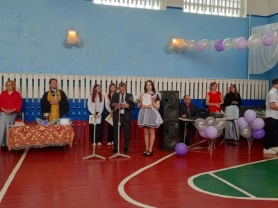 Последний звонок в Новобобовичской школе Новозыбковского городского округа: Священник напутствовал выпускников. Да благословит Бог ваши добрые начинания и благие свершения!