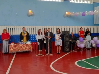 Последний звонок в Новобобовичской школе Новозыбковского городского округа: Священник напутствовал выпускников. Да благословит Бог ваши добрые начинания и благие свершения!