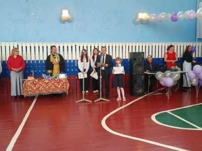 Последний звонок в Новобобовичской школе Новозыбковского городского округа: Священник напутствовал выпускников. Да благословит Бог ваши добрые начинания и благие свершения!