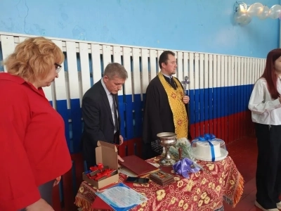 Последний звонок в Новобобовичской школе Новозыбковского городского округа: Священник напутствовал выпускников. Да благословит Бог ваши добрые начинания и благие свершения!