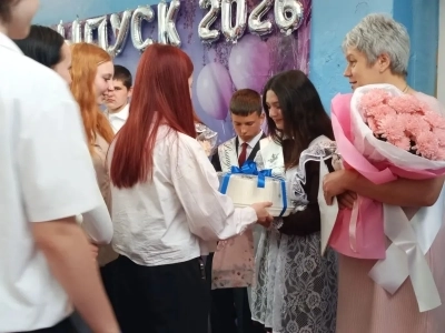 Последний звонок в Новобобовичской школе Новозыбковского городского округа: Священник напутствовал выпускников. Да благословит Бог ваши добрые начинания и благие свершения!