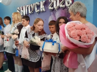 Последний звонок в Новобобовичской школе Новозыбковского городского округа: Священник напутствовал выпускников. Да благословит Бог ваши добрые начинания и благие свершения!