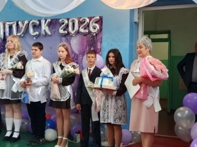 Последний звонок в Новобобовичской школе Новозыбковского городского округа: Священник напутствовал выпускников. Да благословит Бог ваши добрые начинания и благие свершения!
