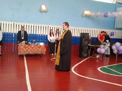 Последний звонок в Новобобовичской школе Новозыбковского городского округа: Священник напутствовал выпускников. Да благословит Бог ваши добрые начинания и благие свершения!