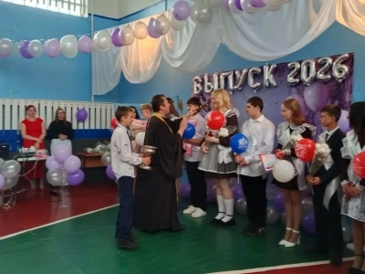 Последний звонок в Новобобовичской школе Новозыбковского городского округа: Священник напутствовал выпускников. Да благословит Бог ваши добрые начинания и благие свершения!