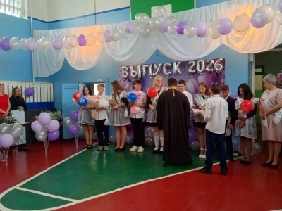Последний звонок в Новобобовичской школе Новозыбковского городского округа: Священник напутствовал выпускников. Да благословит Бог ваши добрые начинания и благие свершения!