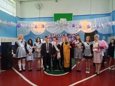 Последний звонок в Новобобовичской школе Новозыбковского городского округа: Священник напутствовал выпускников. Да благословит Бог ваши добрые начинания и благие свершения!