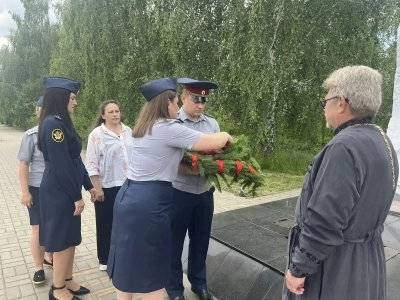 Дню памяти и скорби посвящается… В день 85-летия начала Великой Отечественной войны, священник - помощник начальника СИЗО-2 города Новозыбкова по работе с верующими и иные сотрудники учреждения приняли участие в памятном мероприятии у мемориала «Скорбящая мать» Дню памяти и скорби посвящается… В день 85-летия начала Великой Отечественной войны, священник - помощник начальника СИЗО-2 города Новозыбкова по работе с верующими и иные сотрудники учреждения приняли участие в памятном мероприятии у мемориала «Скорбящая мать»