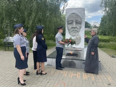 Дню памяти и скорби посвящается… В день 85-летия начала Великой Отечественной войны, священник - помощник начальника СИЗО-2 города Новозыбкова по работе с верующими и иные сотрудники учреждения приняли участие в памятном мероприятии у мемориала «Скорбящая мать» Дню памяти и скорби посвящается… В день 85-летия начала Великой Отечественной войны, священник - помощник начальника СИЗО-2 города Новозыбкова по работе с верующими и иные сотрудники учреждения приняли участие в памятном мероприятии у мемориала «Скорбящая мать»