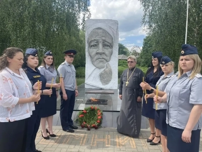 Дню памяти и скорби посвящается… В день 85-летия начала Великой Отечественной войны, священник - помощник начальника СИЗО-2 города Новозыбкова по работе с верующими и иные сотрудники учреждения приняли участие в памятном мероприятии у мемориала «Скорбящая мать» Дню памяти и скорби посвящается… В день 85-летия начала Великой Отечественной войны, священник - помощник начальника СИЗО-2 города Новозыбкова по работе с верующими и иные сотрудники учреждения приняли участие в памятном мероприятии у мемориала «Скорбящая мать»
