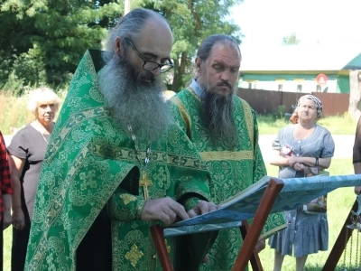 В селе Внуковичи Новозыбковского благочиния молитвенно почтили память преподобного Сергия Радонежского у Поклонного Креста на месте разрушенного храма