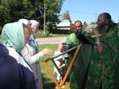В селе Внуковичи Новозыбковского благочиния молитвенно почтили память преподобного Сергия Радонежского у Поклонного Креста на месте разрушенного храма
