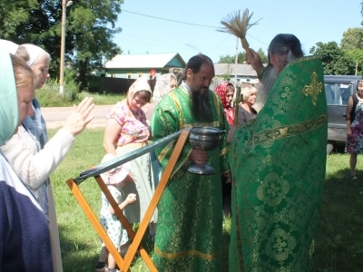 В селе Внуковичи Новозыбковского благочиния молитвенно почтили память преподобного Сергия Радонежского у Поклонного Креста на месте разрушенного храма