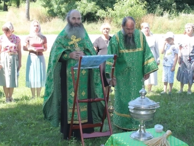 В селе Внуковичи Новозыбковского благочиния молитвенно почтили память преподобного Сергия Радонежского у Поклонного Креста на месте разрушенного храма