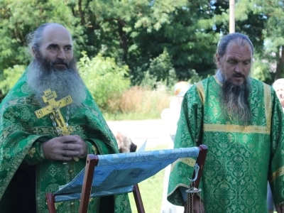 В селе Внуковичи Новозыбковского благочиния молитвенно почтили память преподобного Сергия Радонежского у Поклонного Креста на месте разрушенного храма