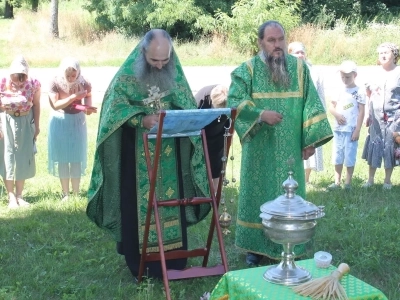 В селе Внуковичи Новозыбковского благочиния молитвенно почтили память преподобного Сергия Радонежского у Поклонного Креста на месте разрушенного храма